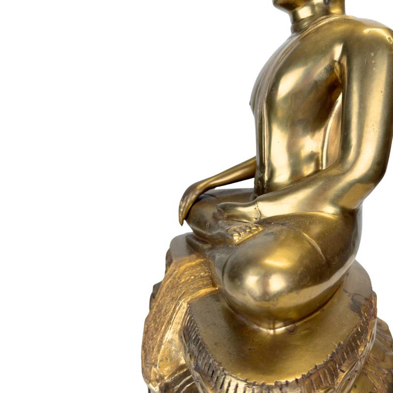 Die raffinierten Falten des Sanghati (Mönchsgewandes) aus schwerem Bronzeguss.
