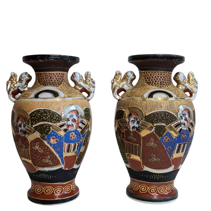 Vase im Satsuma-Stil aus Japan mit zeremoniellen Figuren und reichhaltiger, detailreicher Verzierung