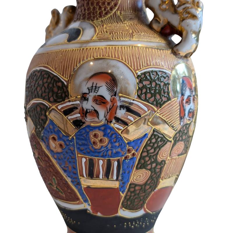 Vase im Satsuma-Stil mit Goldfarbe und Emaille-Verzierungen, traditionelle japanische Keramik