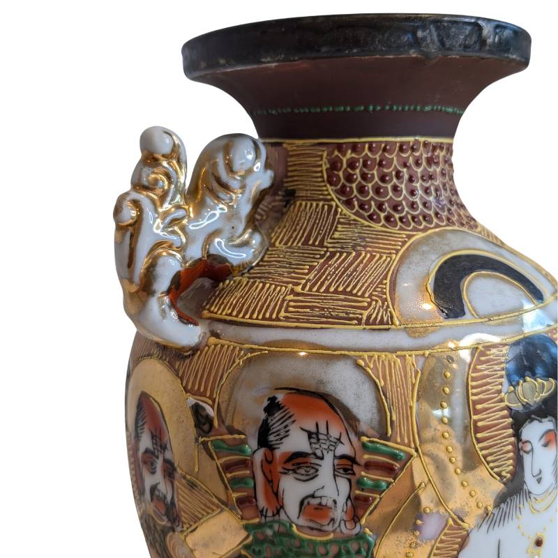 Vase im Satsuma-Stil mit umgebenden narrativen Szenen, handbemalte japanische Keramik