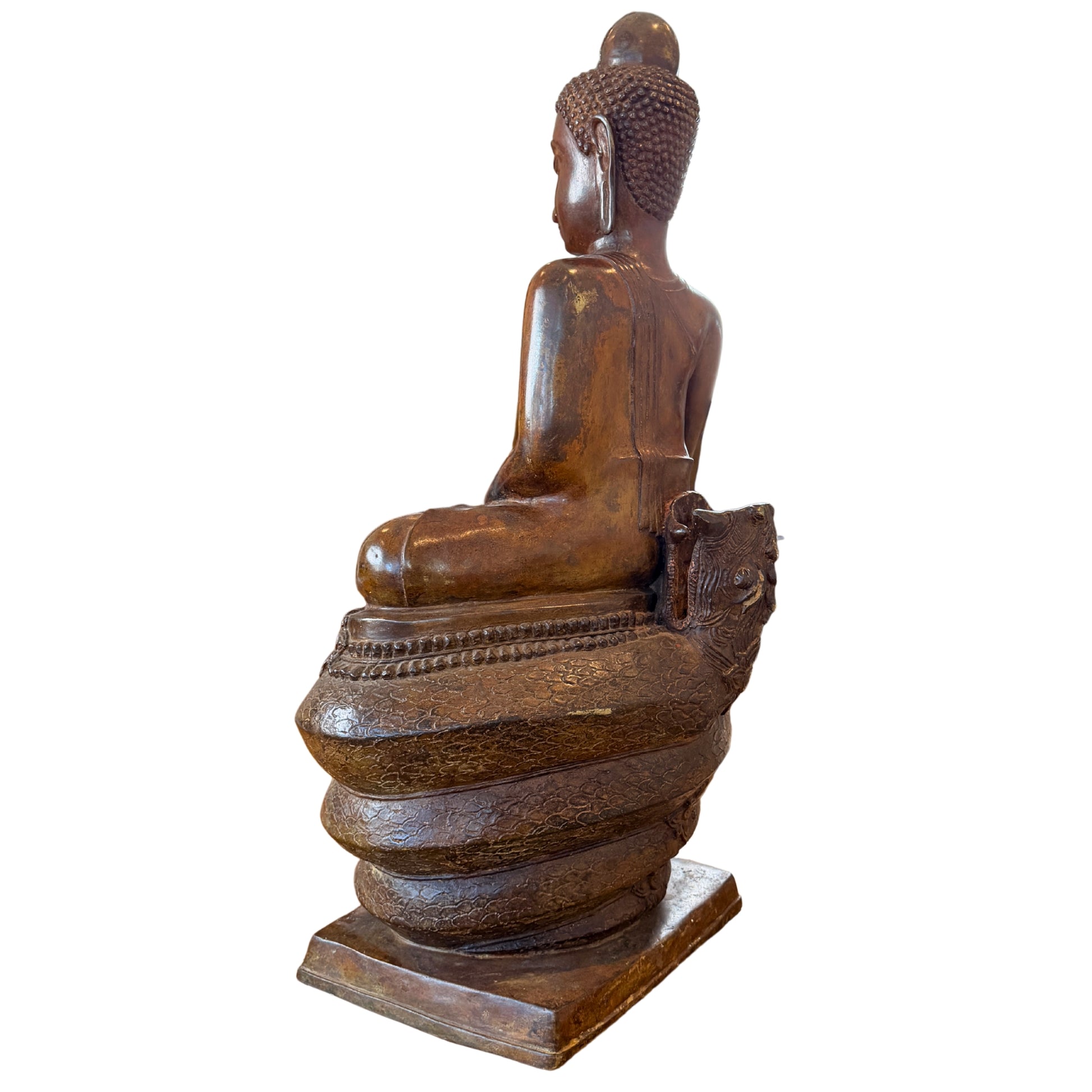 Schräge Rückansicht des 122 cm hohen Buddha Muchalinda ohne Naga-Baldachin mit sichtbarer historischer Steckverbindung an der Rückseite der Basis