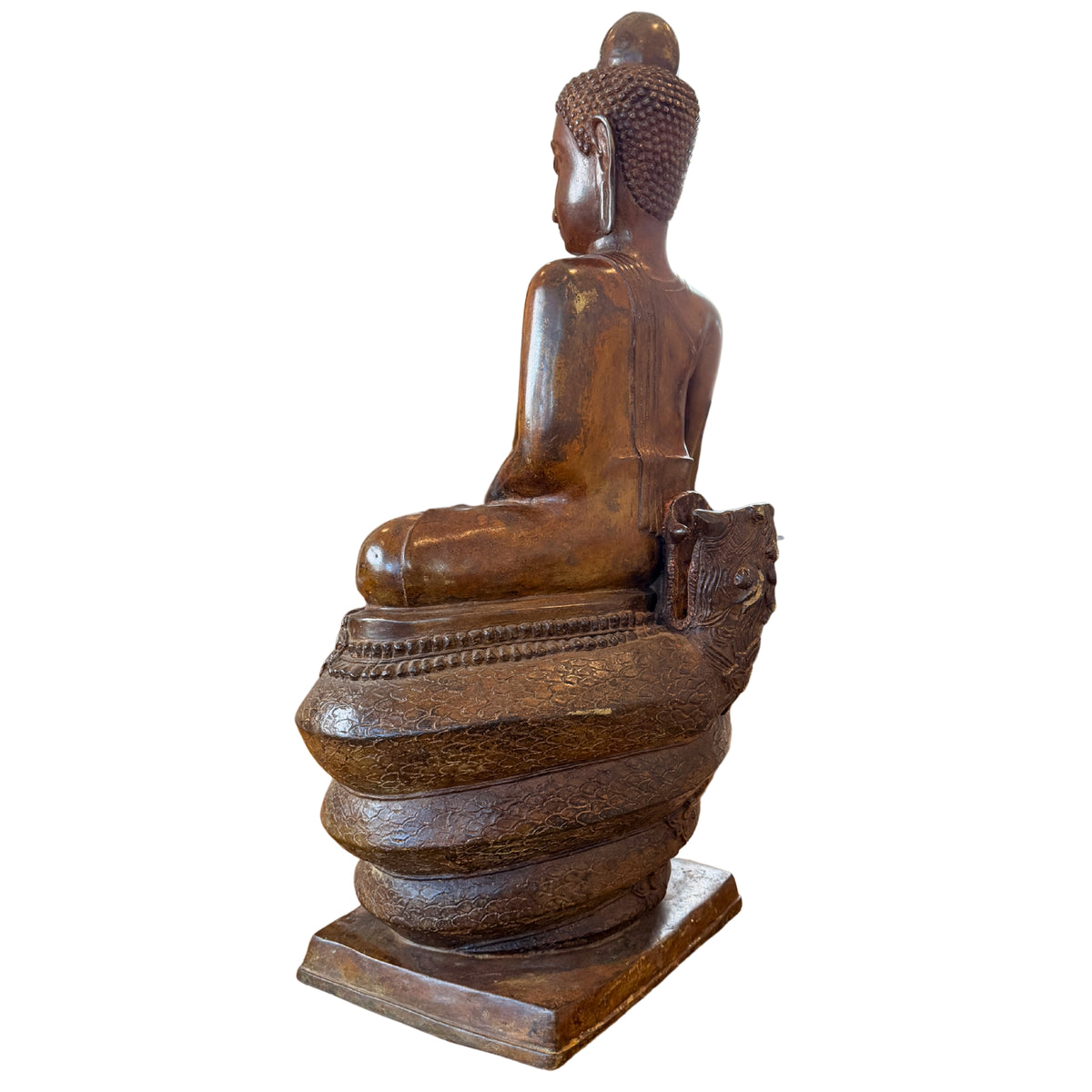 Schräge Rückansicht des 122 cm hohen Buddha Muchalinda ohne Naga-Baldachin mit sichtbarer historischer Steckverbindung an der Rückseite der Basis