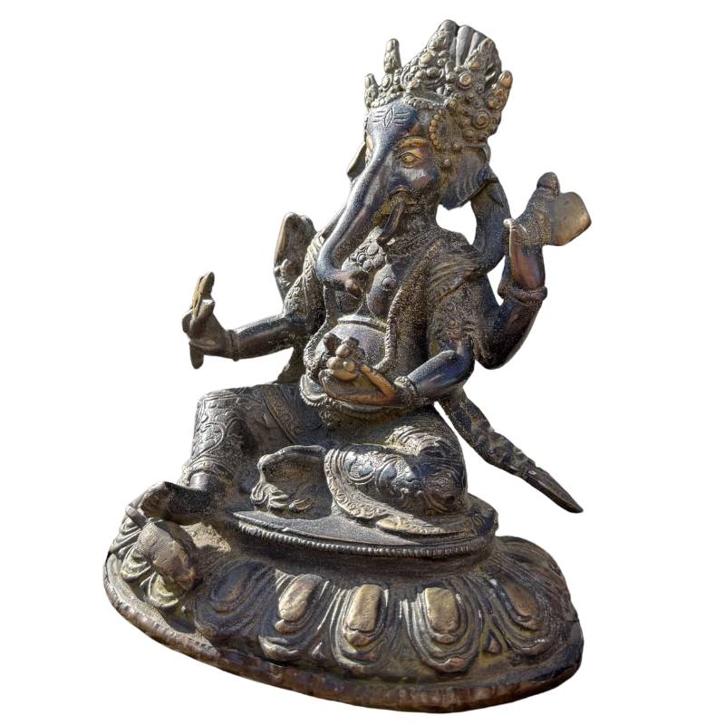 Bronze – 20 cm Schräge Vorderansicht der Bronze-Ganesha-Statue, die die räumliche Tiefe und die reiche Textur des Metalls zeigt.