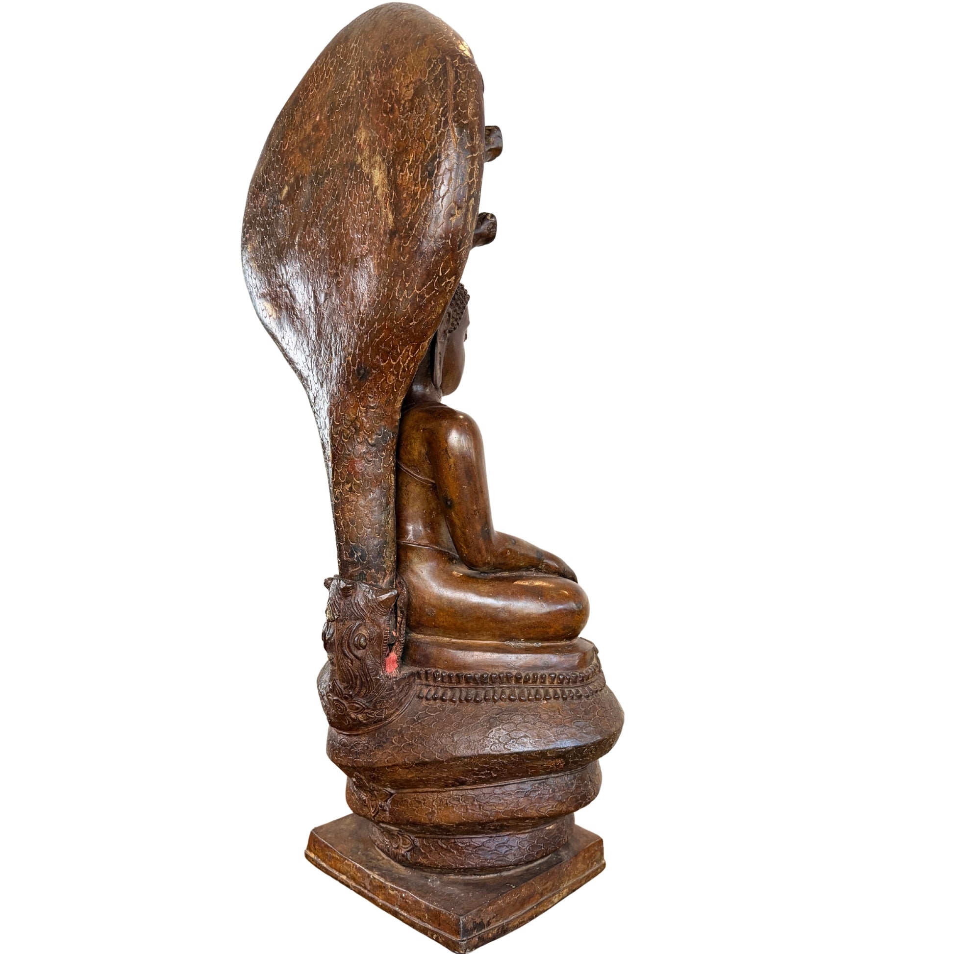 Schräge Seitenansicht des monumentalen bronzenen Buddha Muchalinda auf der Naga-Basis unter dem montierten siebenköpfigen Schlangenbaldachin