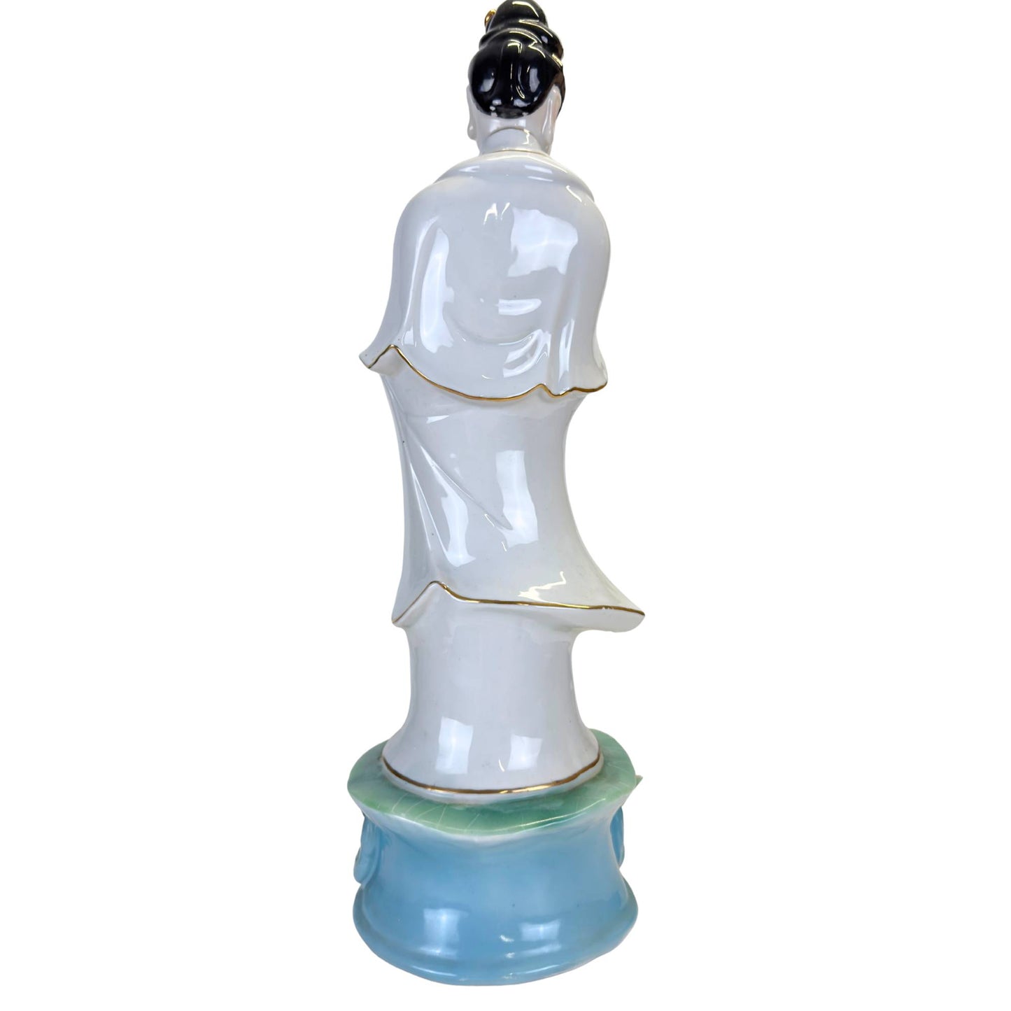 Nahaufnahme des heiteren Gesichts von Guan Yin mit vergoldetem Kopfschmuck und Lippen.