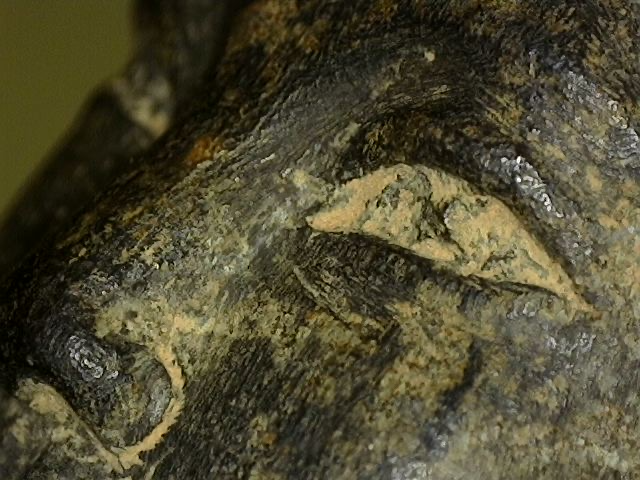 Erscheinung eines heiteren Bodhisattva aus massiver Bronze mit goldenen Akzenten.