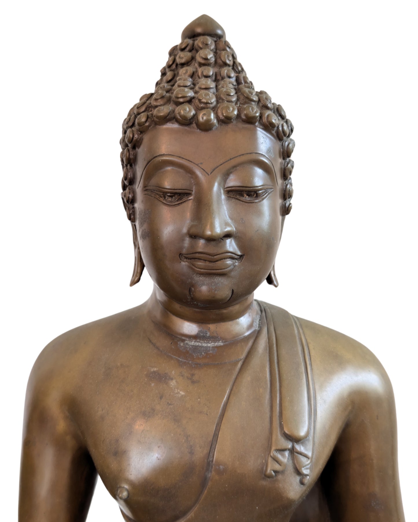 Nahaufnahme des heiteren Gesichts und des flammenförmigen Ushnisha des Buddha.