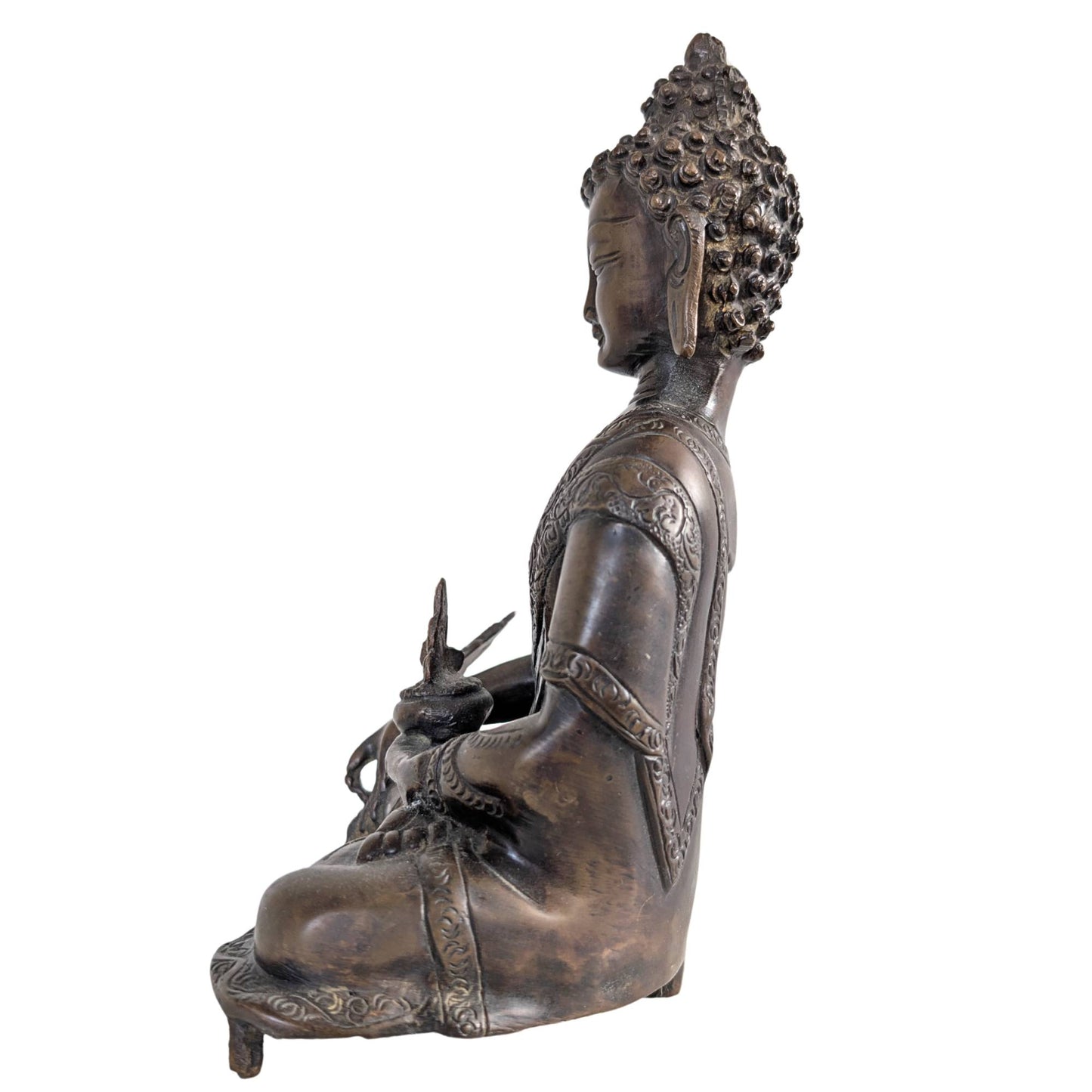 Nahaufnahme des gelassenen Gesichts und des traditionellen Haarknotens der Bronzestatue.