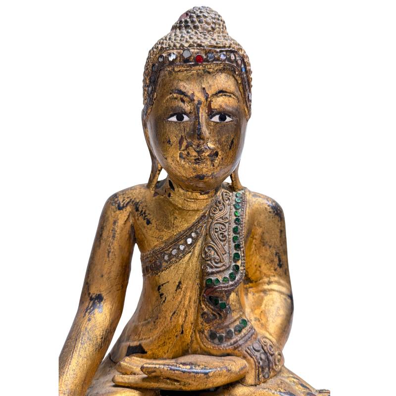 Nahaufnahme des Gesichts des Mandalay-Buddha mit dem breiten Pata-Stirnband und der wunderschön verwitterten Patina.