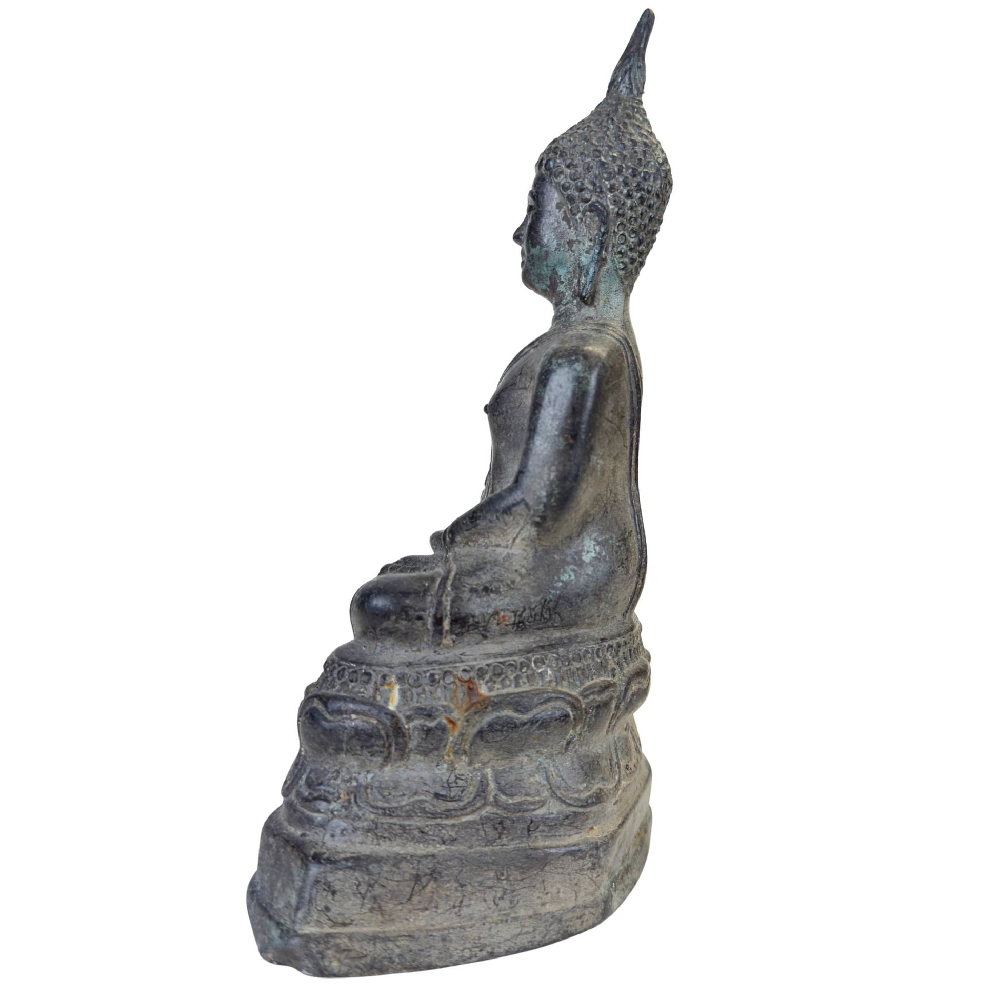 Makroaufnahme der gelassenen Gesichtszüge und des Lächelns des Buddha.