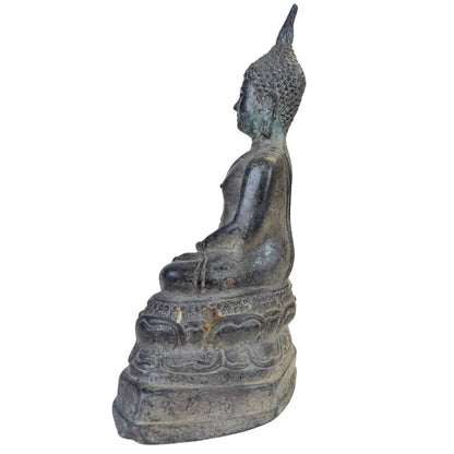 Makroaufnahme der ruhigen Gesichtszüge und des Lächelns des Buddha.