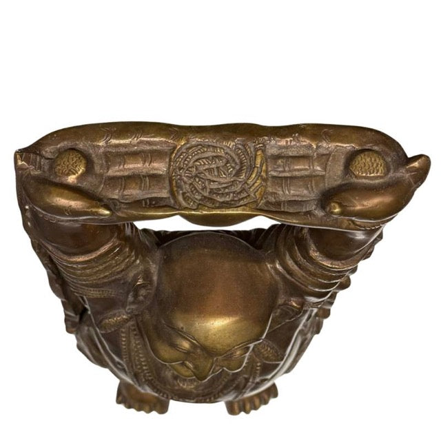Nahaufnahme des fröhlichen und gelassenen Lächelns des lachenden Buddha.
