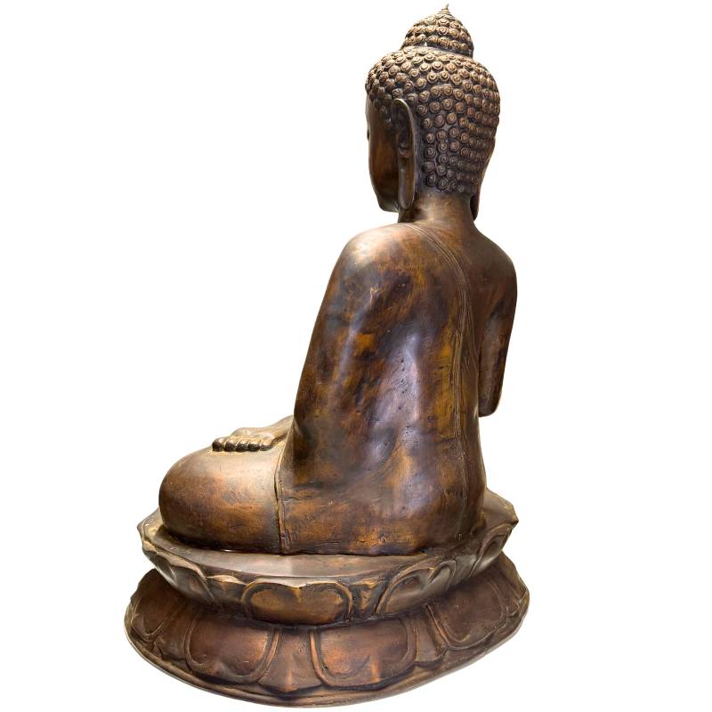 Detail des heiteren Gesichts und der vollständigen Formen des javanischen Buddha.