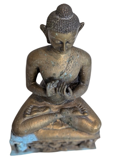 Bronzene Shakyamuni-Buddha-Statue auf einem architektonischen Sockel