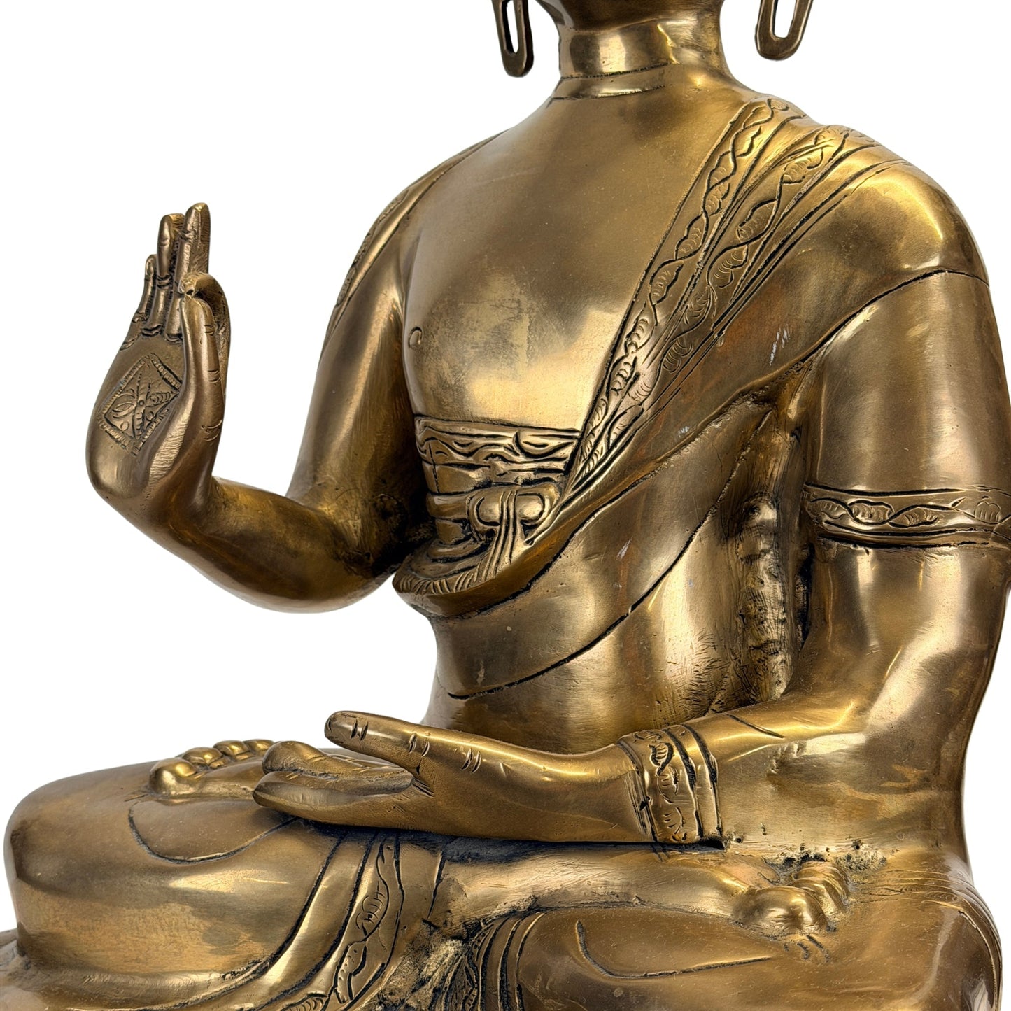 Detail van de handgebaren, gewaadplooien en patina van de bronzen Boeddha