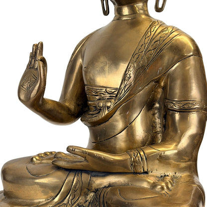 Detail der Handgesten, Gewandfalten und Patina der bronzenen Buddha.