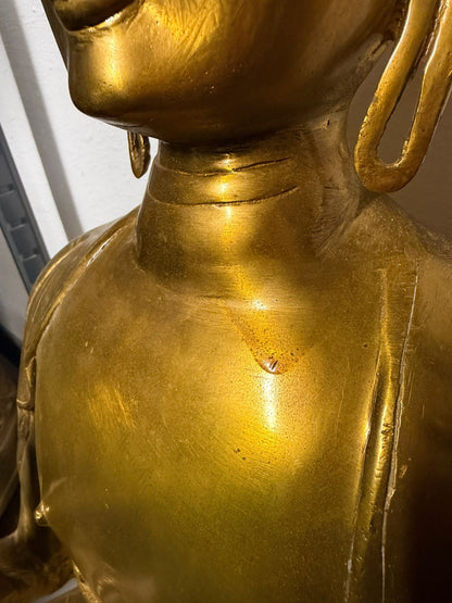 Shakyamuni Buddha mit Kasaya‑Mönchsgewand in Reisfeldmuster, Symbol für Weisheit und Verdienst