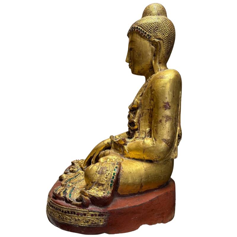 Vergoldete Buddha-Statue von Shakyamuni mit der Bedeutung von Frieden, Vertrauen und innerer Gewissheit