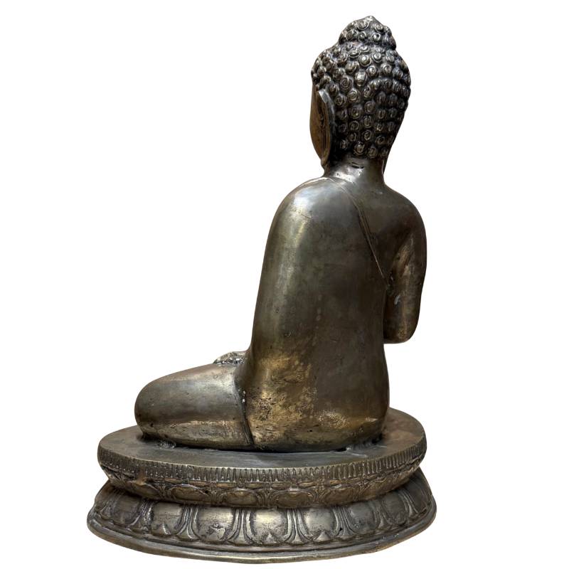 Antike Himalaya-Skulptur aus versilbertem Messing mit Shakyamuni-Buddha-Bhumisparsha-Mudra.