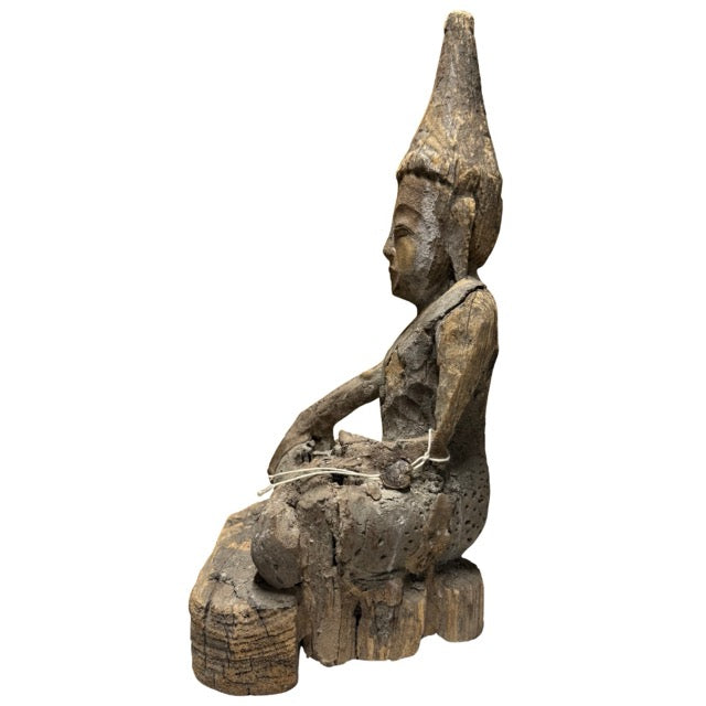 Shan-Buddha mit hoch erhobenem Ushnisha und einem strengen, meditativen Erscheinungsbild