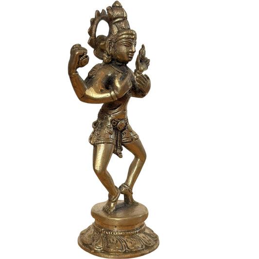 Dreiviertelansicht der bronzenen Shiva-Statue, die die dynamische Bewegung des Tanzes zeigt.