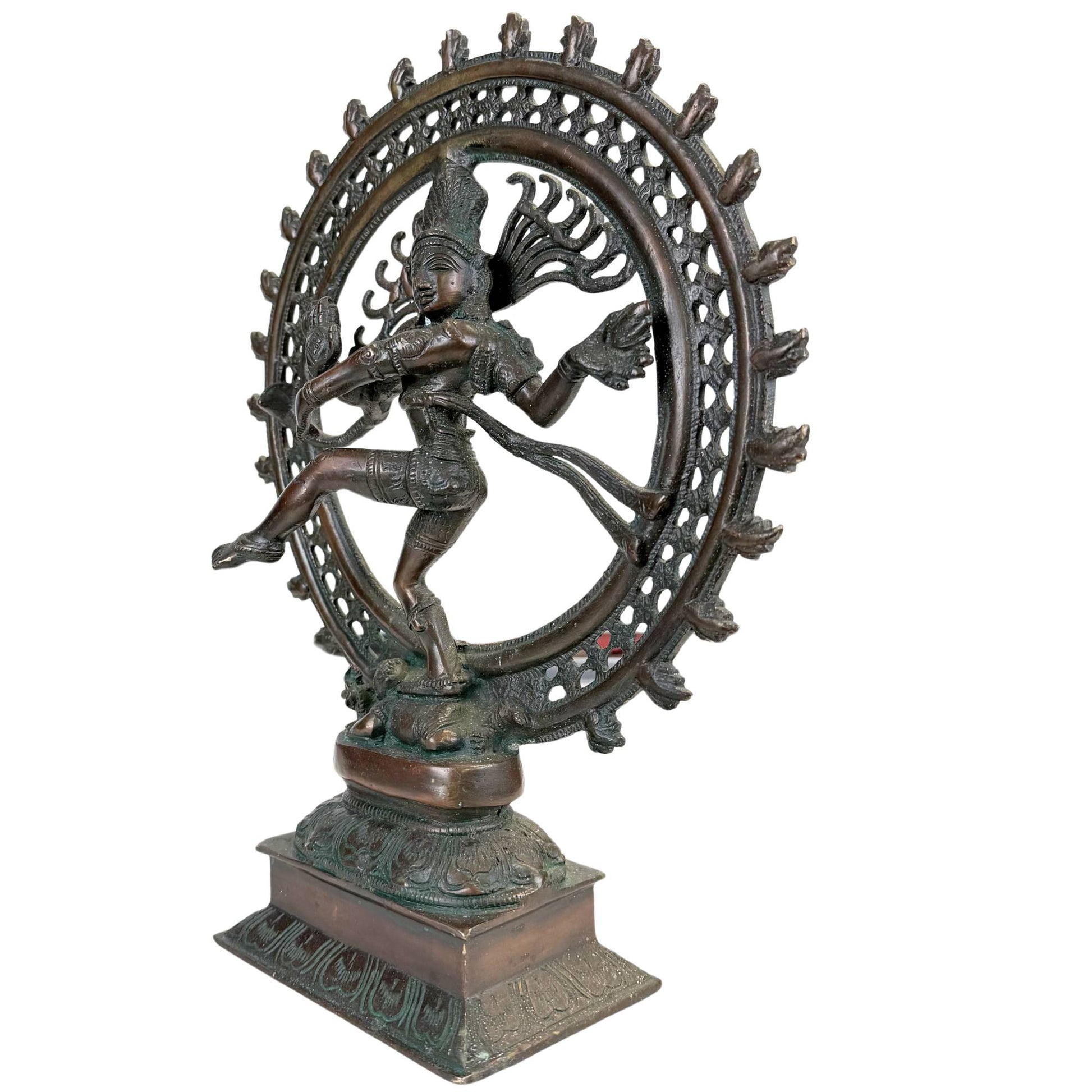 Shiva als tanzender Gott aus Bronze mit kosmischem Ring, alter Patina und kraftvollem Erscheinungsbild eines Hindu-Tempels