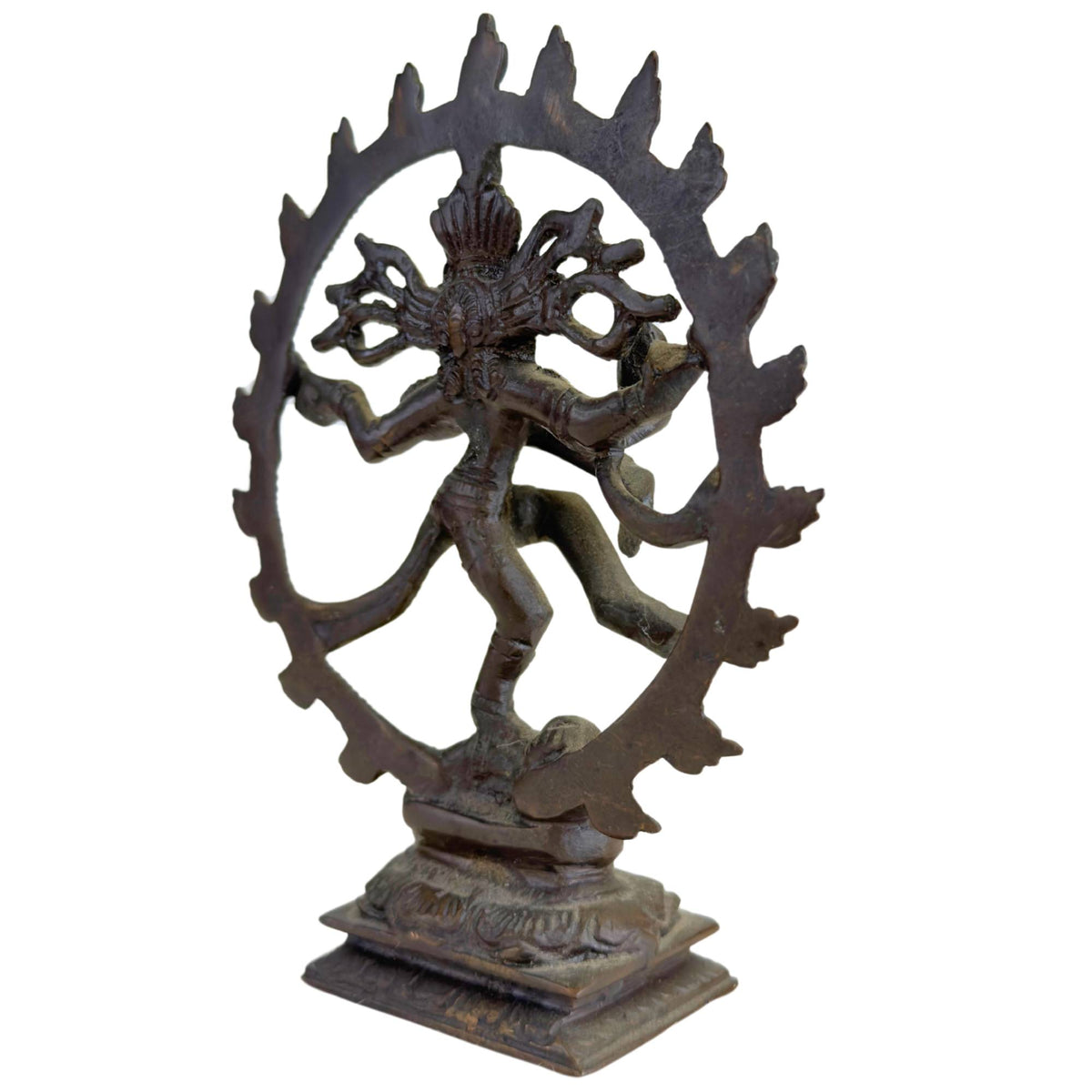 Shiva Nataraja Figur mit kosmischem Tanz als Symbol für Transformation und Erneuerung
