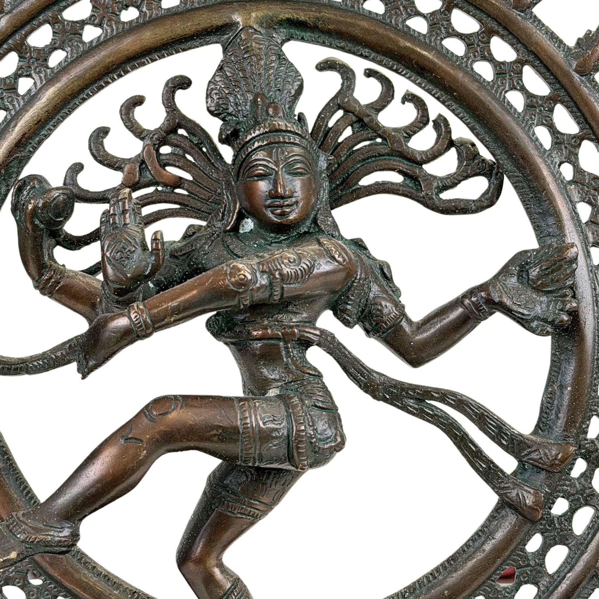 Antiker Shiva Nataraja aus Bronze mit durchbrochenem Flammenring, Tempelpatina und klassischer Tanzpose