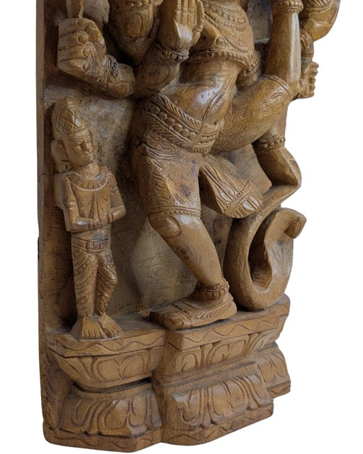 Antikes hölzernes Tempelrelief von Shiva Nataraja