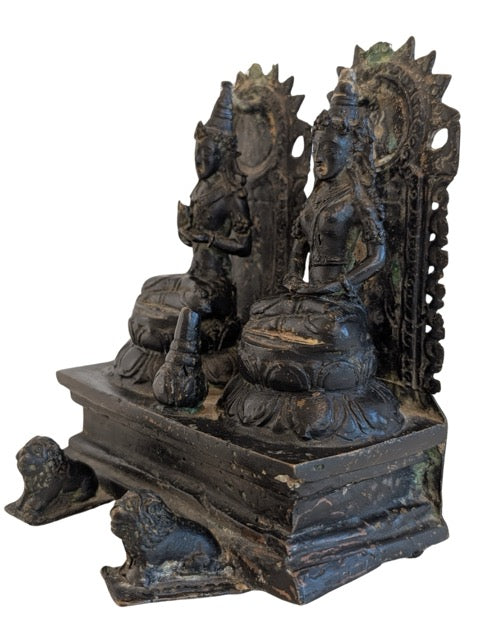 Historischer Hausaltar aus Nepal mit Shiva und Parvati und einer starken spirituellen Ausstrahlung