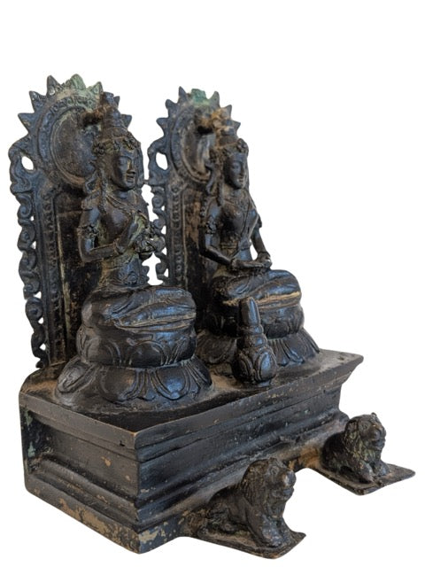 Seltenes Shiva- und Parvati-Ensemble aus Nepal aus dem 18. Jahrhundert mit warmem, verwittertem Aussehen.
