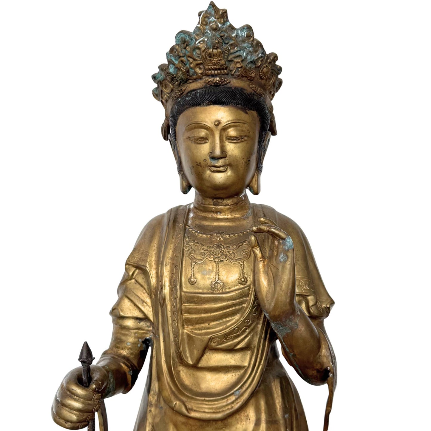 Nahaufnahme des Gesichts und des Oberkörpers, die die männlichen Gesichtszüge des Sho-Kannon und die geschichtete Patina der erhaltenen Feuervergoldung zeigt.
