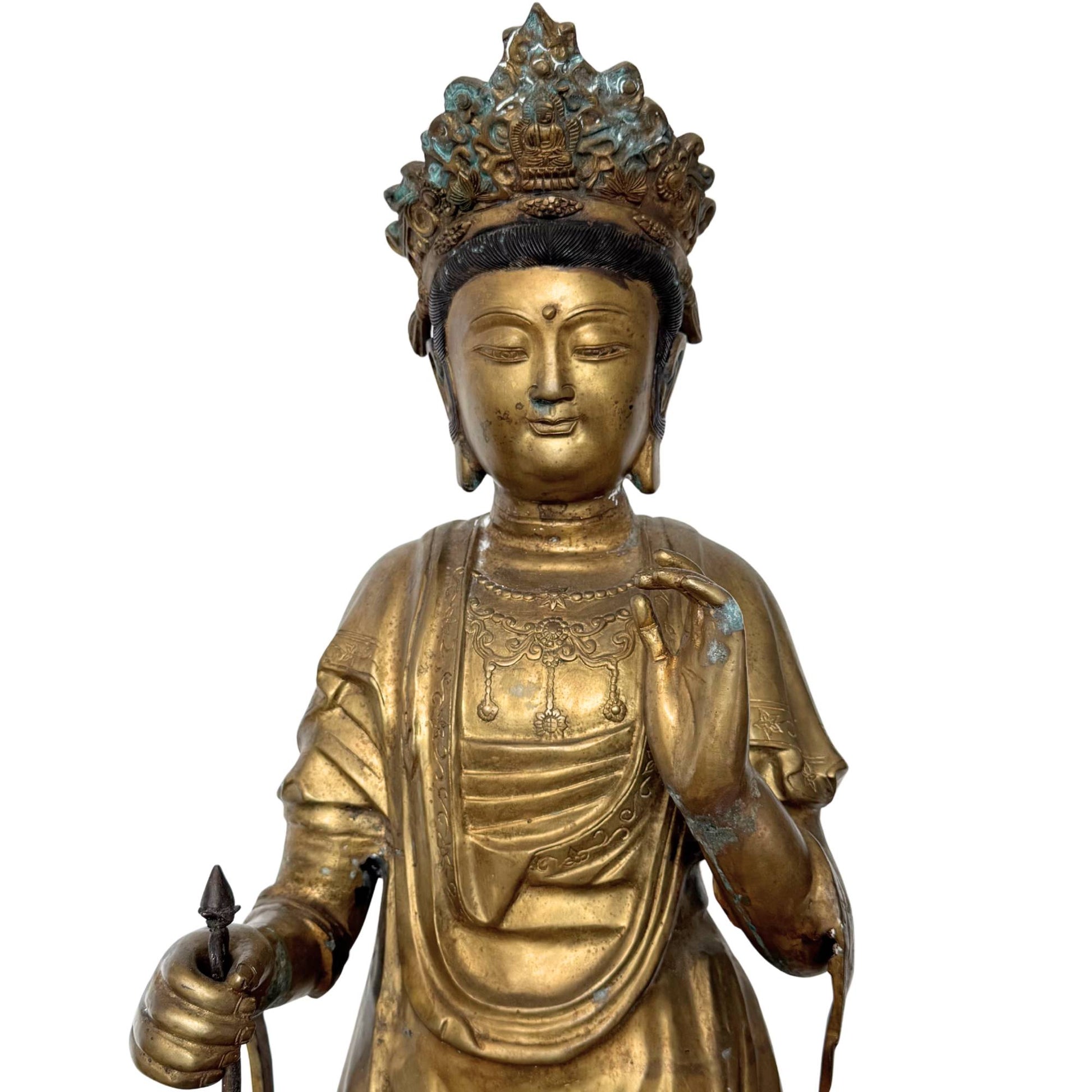 Nahaufnahme des Gesichts und des Oberkörpers, die die männlichen Gesichtszüge des Sho-Kannon und die geschichtete Patina der erhaltenen Feuervergoldung zeigt.