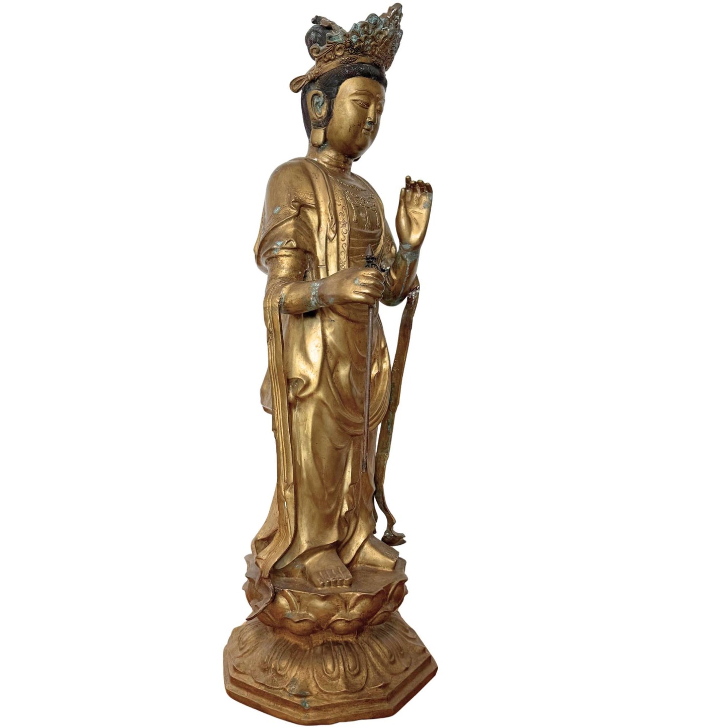 Ansicht der linken Seite des Sho-Kannon, die die Mudra-Position der Hand und die feine Gravur des Gewandsaums zeigt.