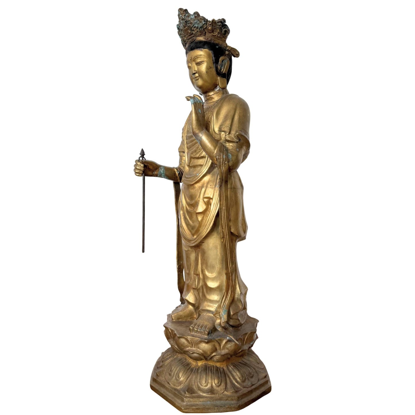 Schräge Vorderansicht des Sho-Kannon Bodhisattva, die die vertikalen Linien und den dünnwandigen Guss der 23 kg schweren Bronze zeigt.