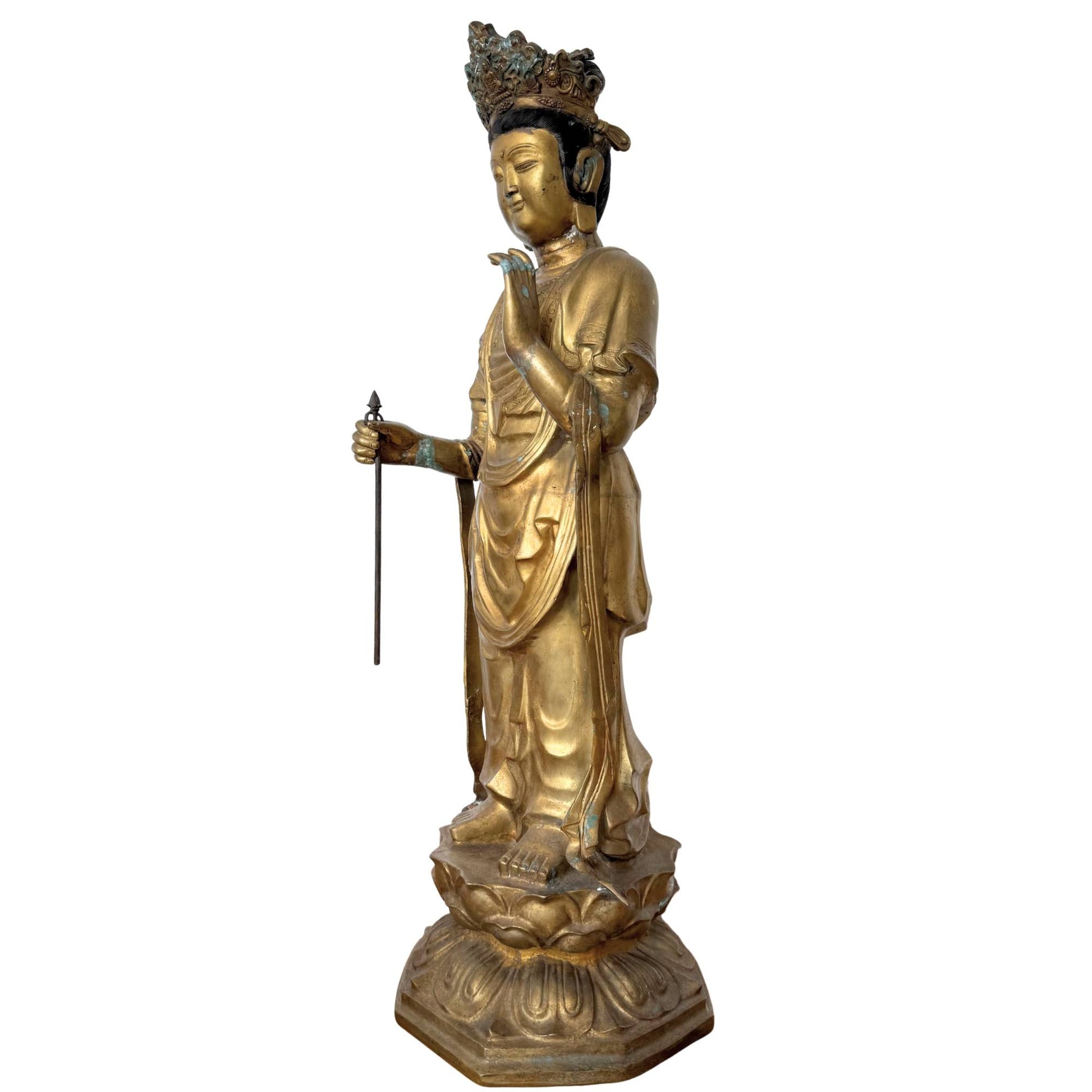 Schräge Vorderansicht des Sho-Kannon Bodhisattva, die die vertikalen Linien und den dünnwandigen Guss der 23 kg schweren Bronze zeigt.