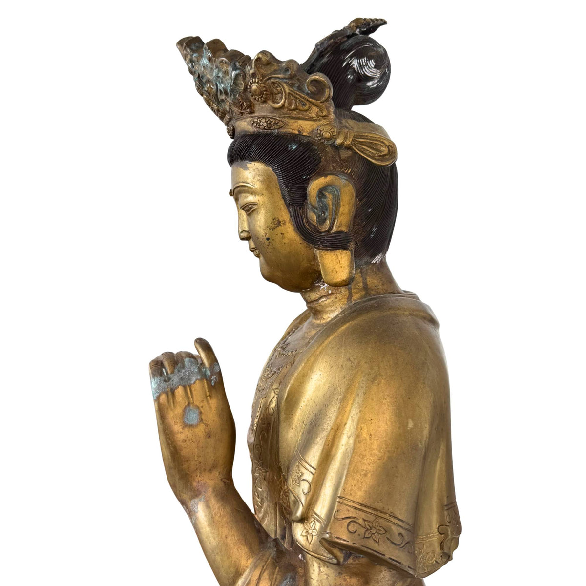 Detailaufnahme Profil links, tonend die scharfe Linienführung der japanischen Gießkunst und die natürliche Mineralisierung auf der Metalloberfläche.
