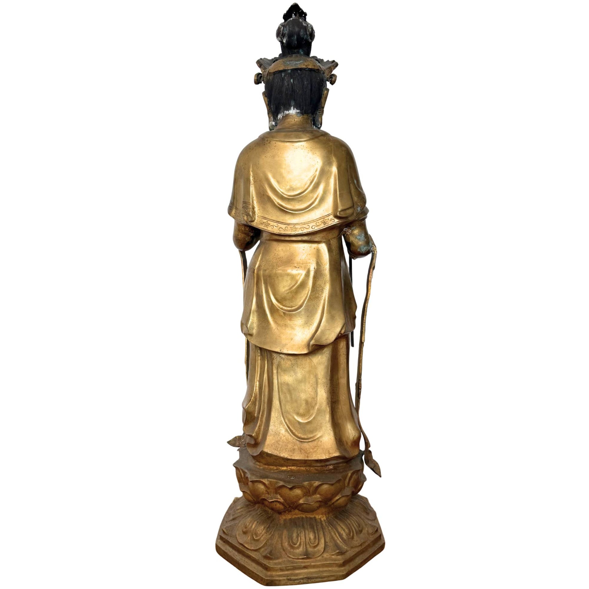 Die vollständige Rückseite der Statue aus dem 17. Jahrhundert zeigt die einteilige Gusskonstruktion und die ausgewogenen Proportionen des monumentalen Kunstwerks.
