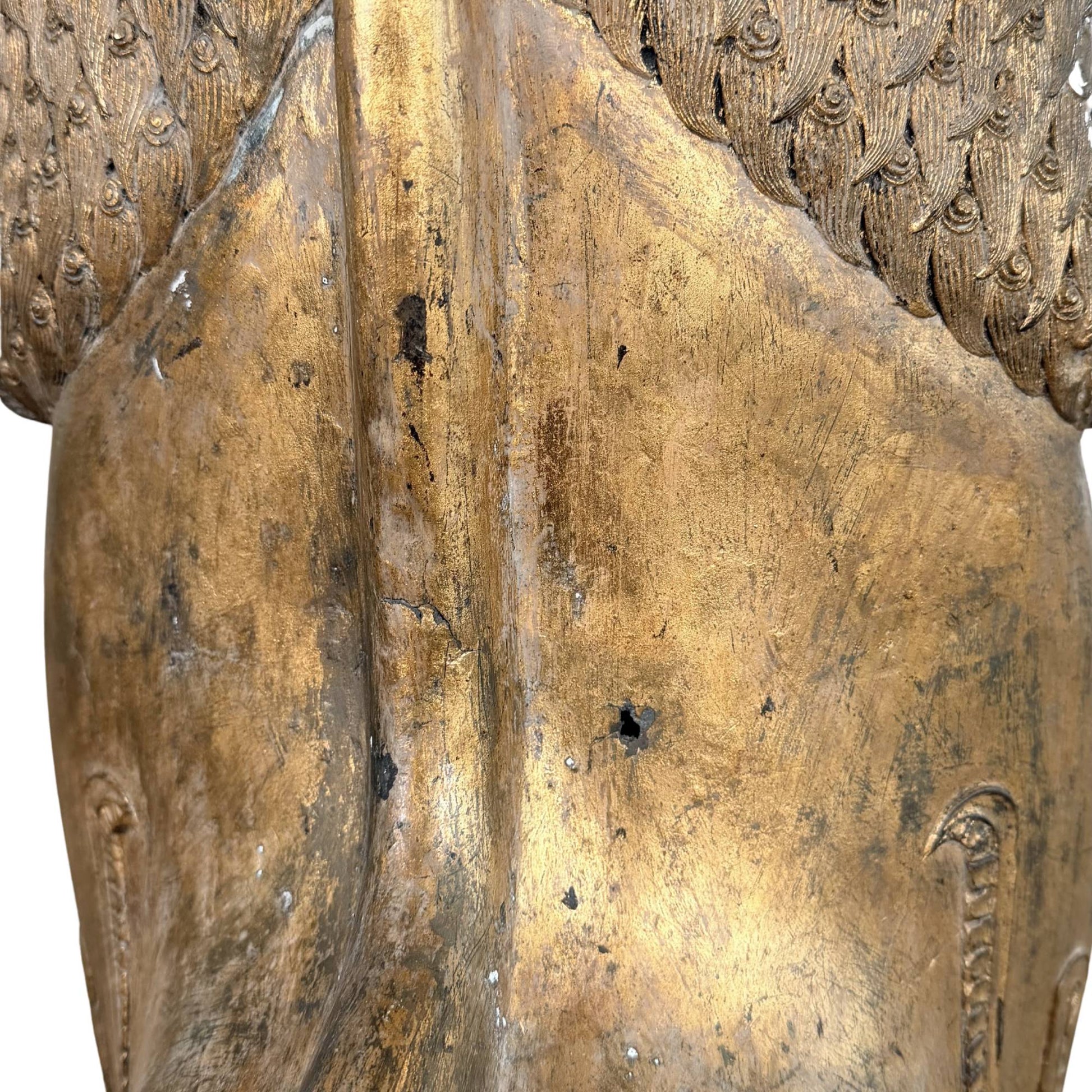 Siamesischer buddhistischer Tempellöwe, antiker vergoldeter Singha mit kraftvoller ritueller Schutzsymbolik, 18. Jahrhundert
Löcher in der Bronze