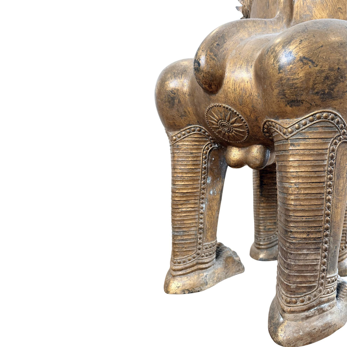 Siamese Tempelstatue mit alter Vergoldung, beeindruckendes antikes Wächterbild aus der thailändischen Tempeltradition
