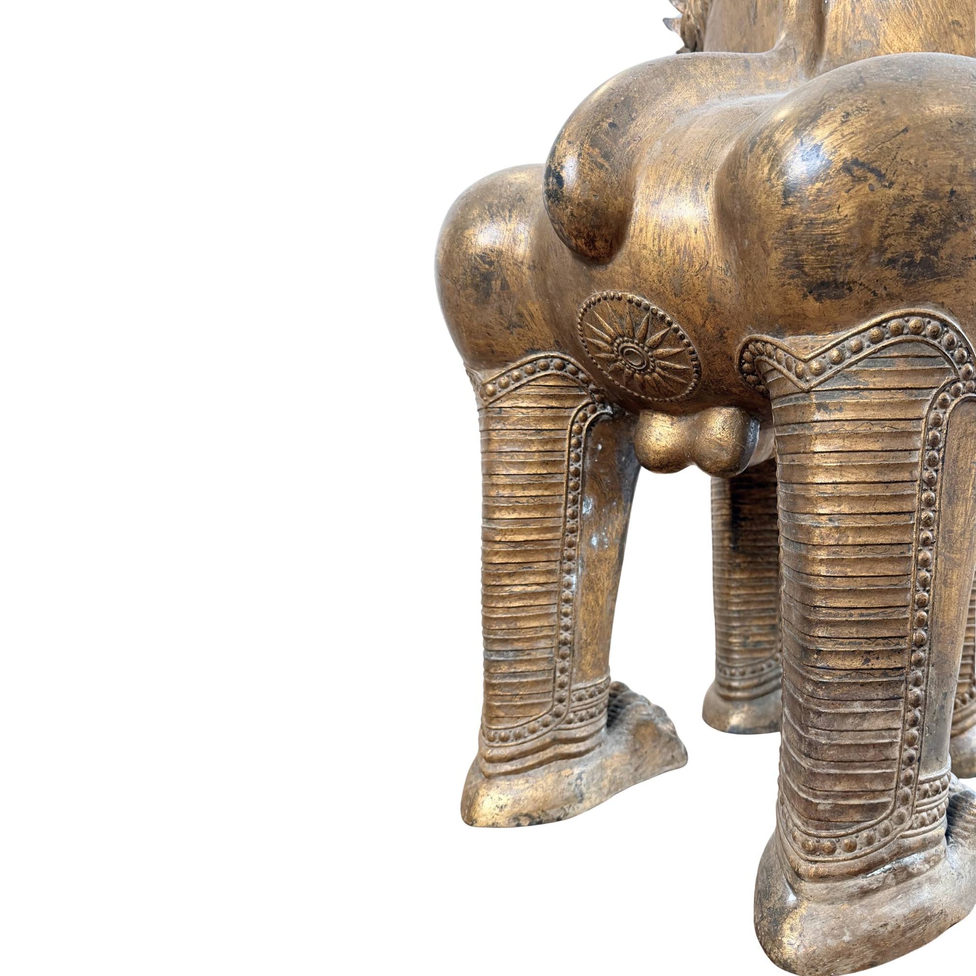 Siamesischer Tempellöwe mit alter Vergoldung, beeindruckende antike Wächterstatue aus der thailändischen Tempeltradition