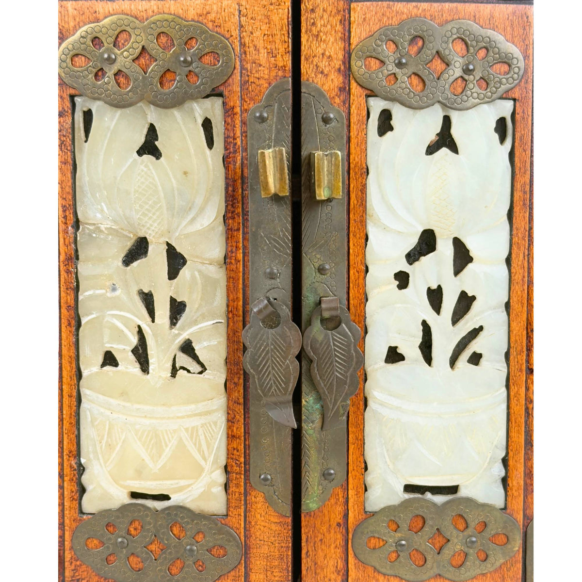 Chinese Schmuckschatulle mit floralen Steinplatten, Schwingtüren und warmer Holzton