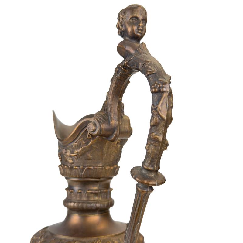 Elegante Bronzekanne mit Puttenverzierung aus Europa