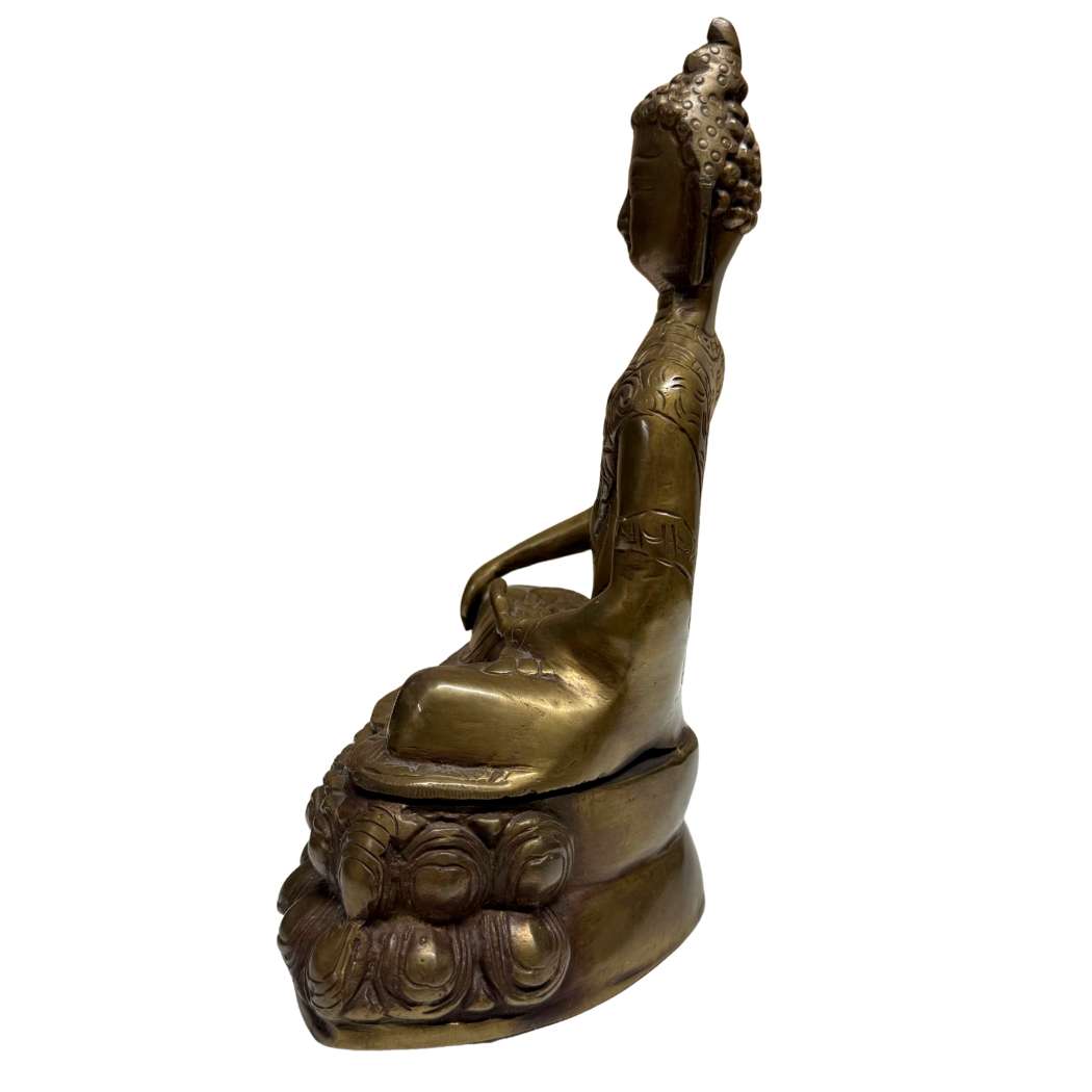 Bronzeskulptur eines sino-tibetischen Buddha mit natürlicher Patina