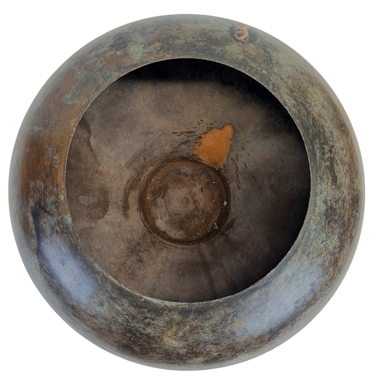 Innenansicht des indischen Bronzegefäßes A mit sichtbarer Oxidation und Gebrauchsspuren