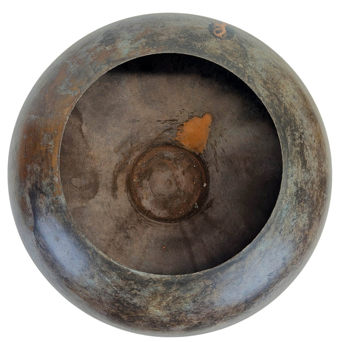 Innenansicht des indischen Bronzegefäßes A mit sichtbarer Oxidation und Gebrauchsspuren