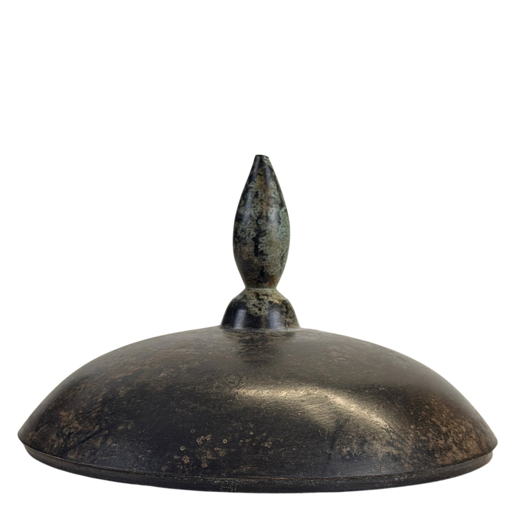 Detail des lotusknospenförmigen Knaufs und der Patina am Deckel von Gefäß B