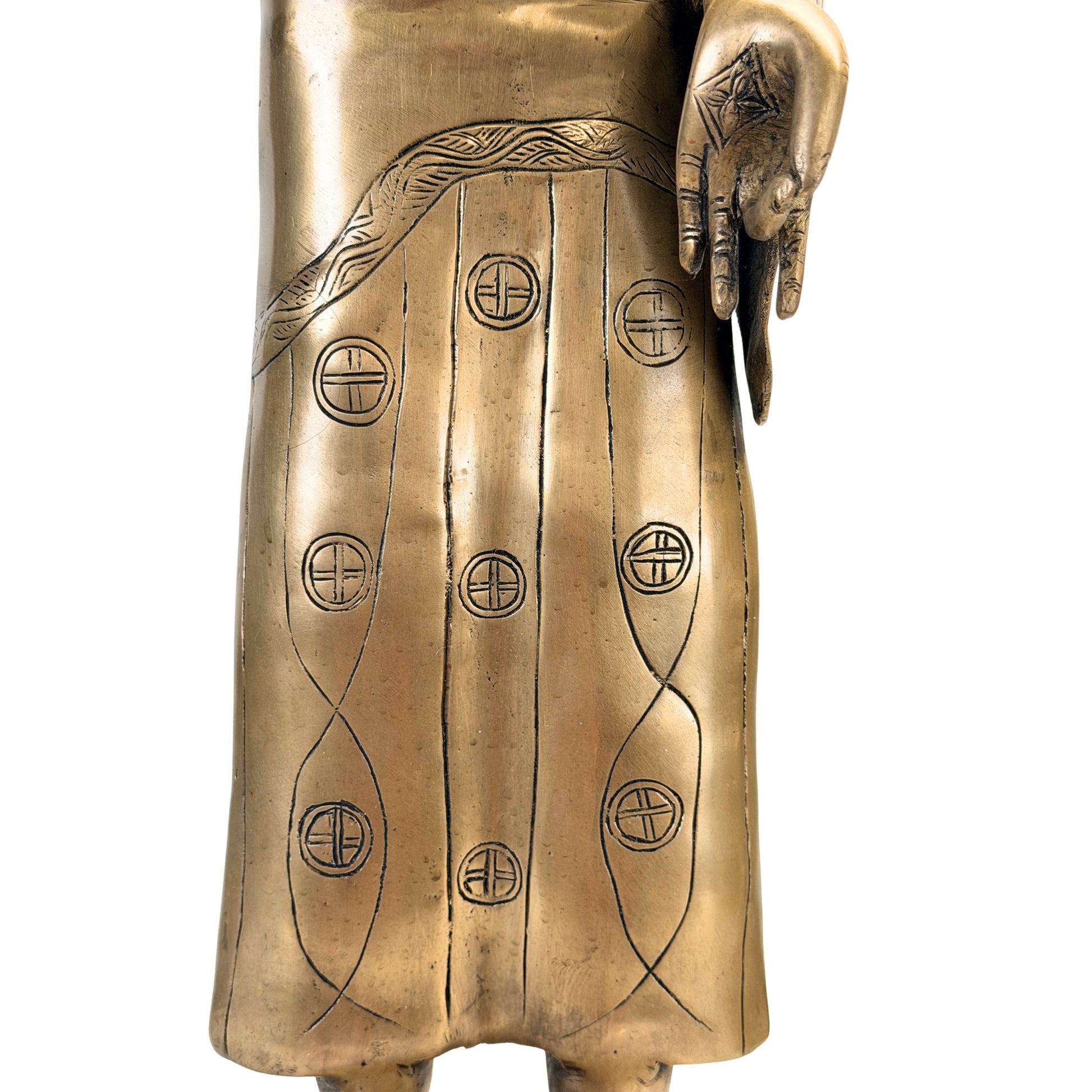 Detail geometrischer Rundmedaillons auf dem gravierten Gewand – SKU 736