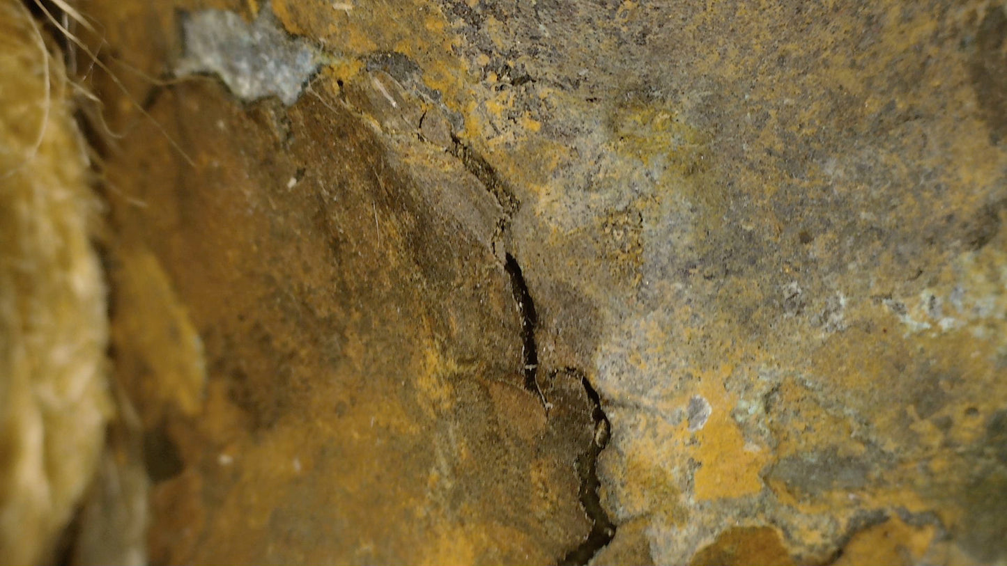 Makrodetail von Vergoldung, lackartigem Grund, Patina und Zustand des Ayutthaya-Buddha, SKU 740 – Detail 8