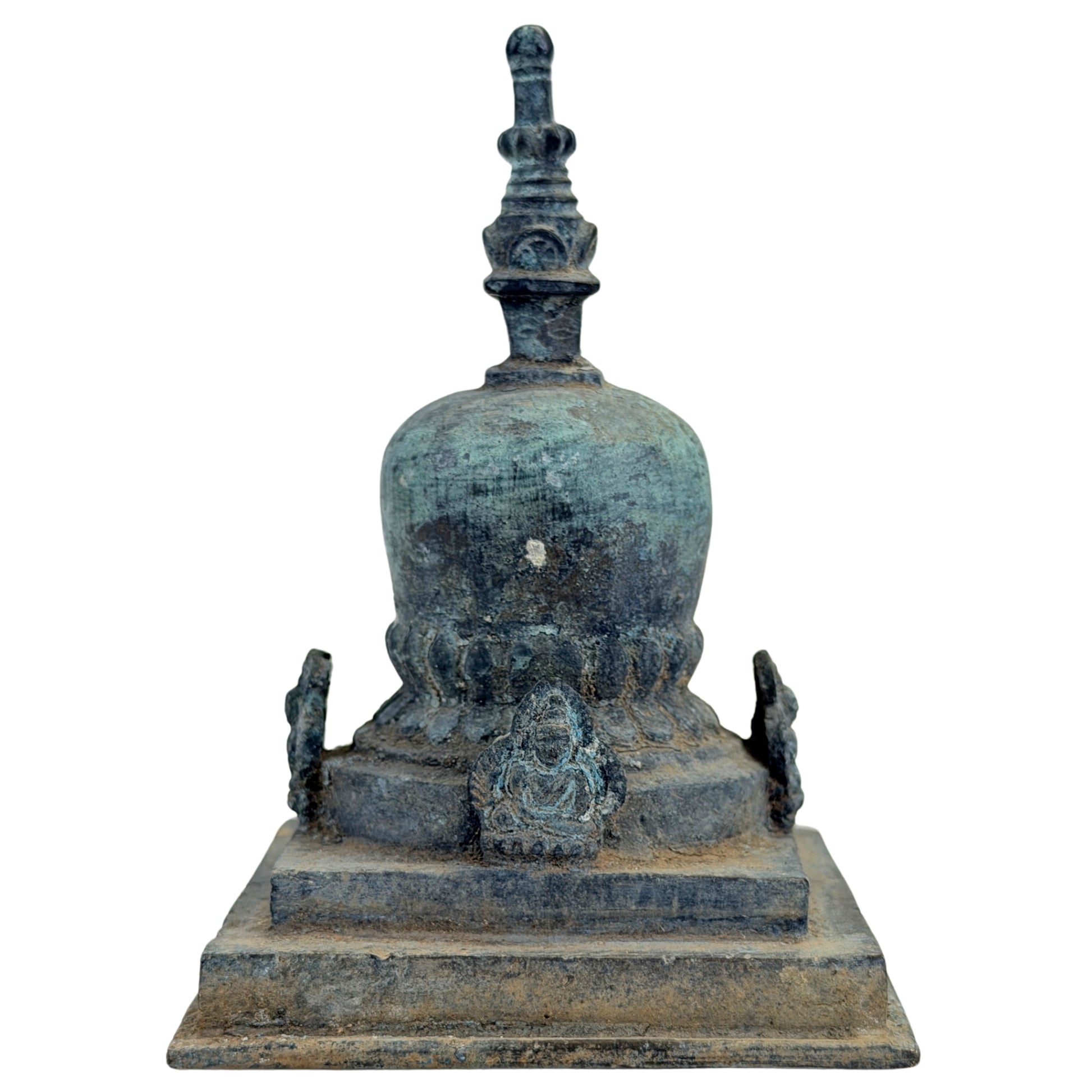 SKU 745 – Bronze-Pala-Votivstupa aus Ostindien, vierte Ansicht mit sitzender Buddhafigur